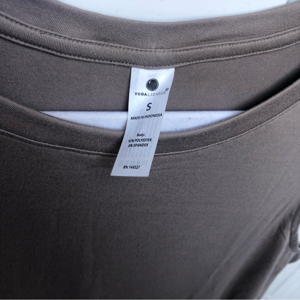 Yogalicious light workout top size small 🤎 - Picture 4 of 9